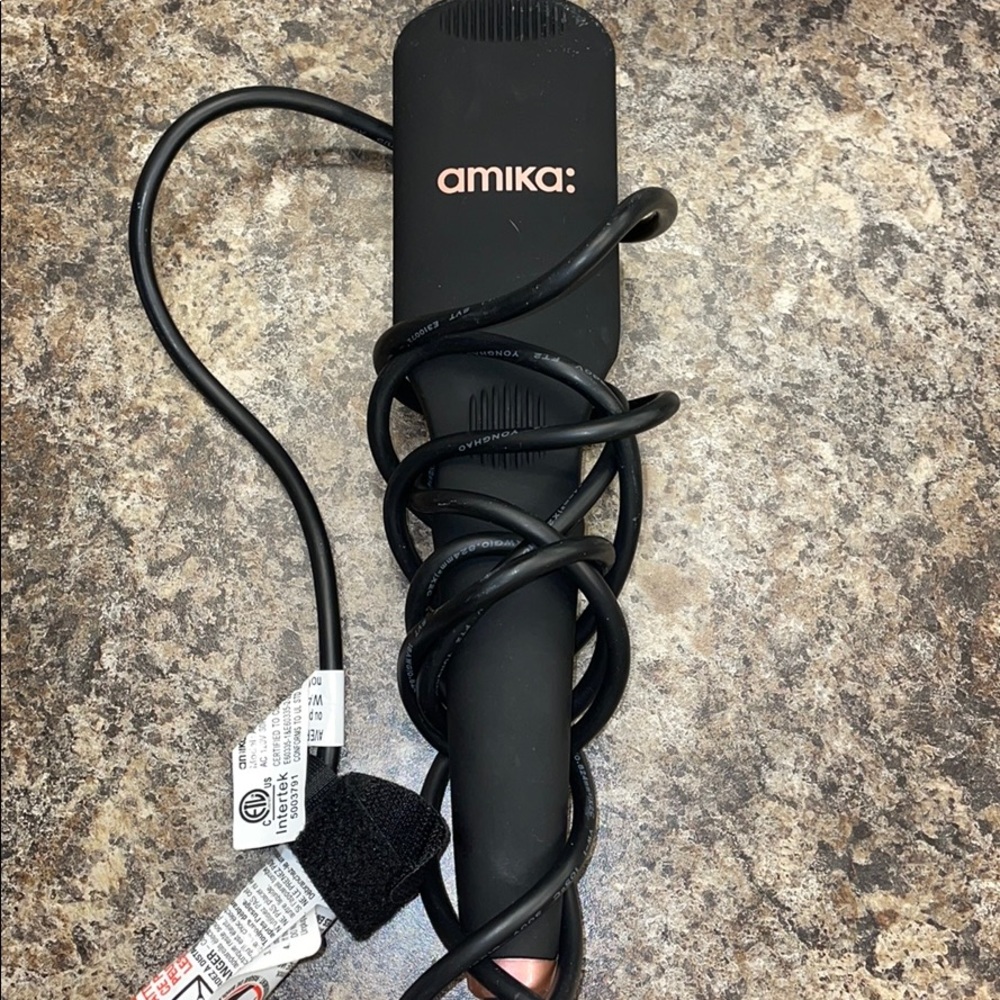 Amika straightening brush